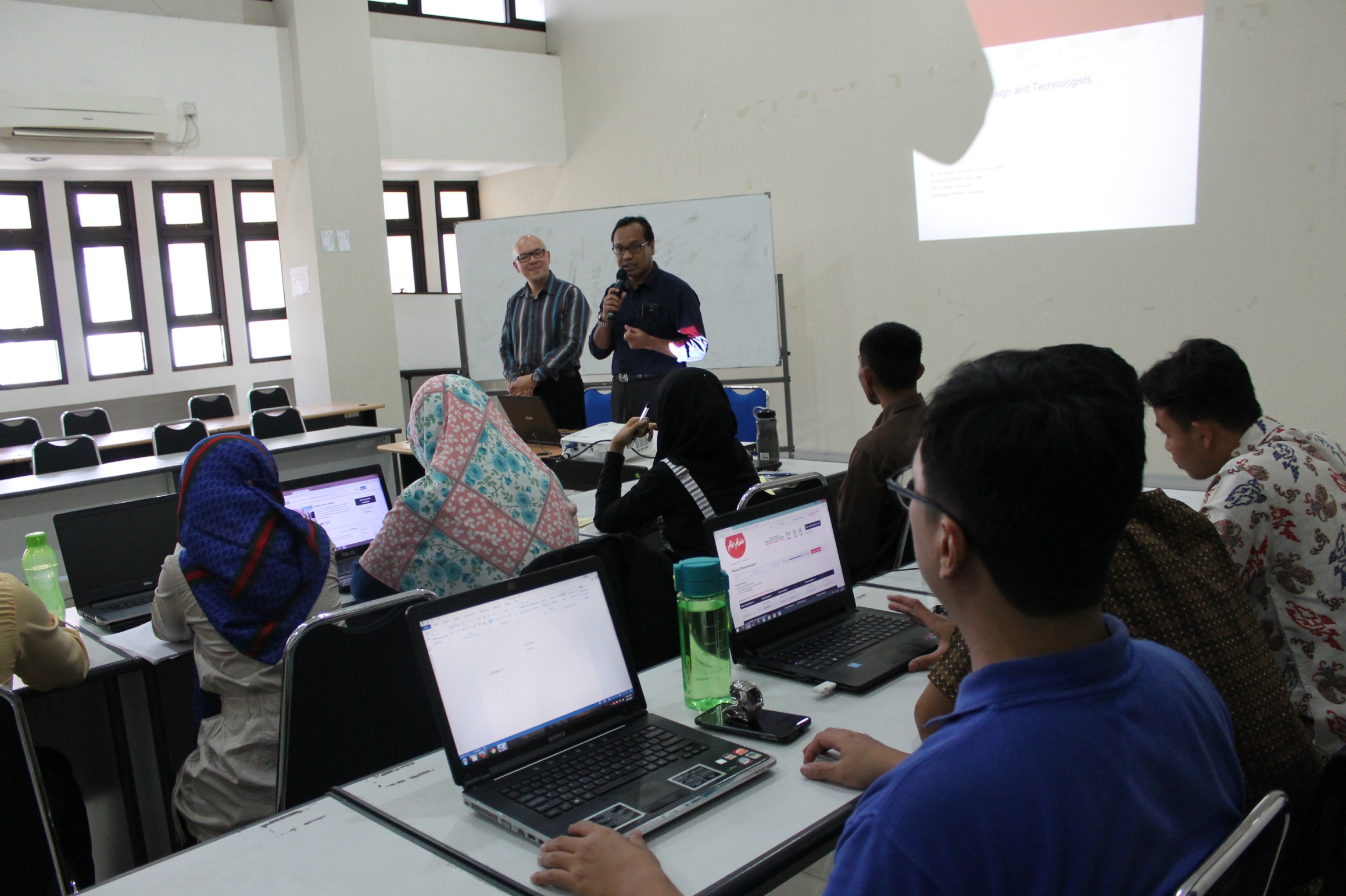 Dosen dari Australia mengajar Kuliah E-Business